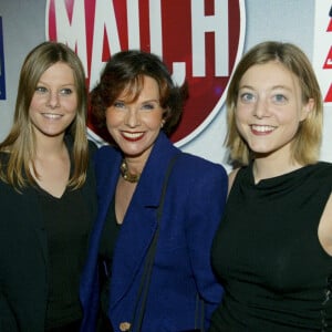 Notamment à ses filles
Archives - A Paris, Denise FABRE entourée de ses filles jumelles, Olivia à gauche et Elodie à droite, lors du 1er anniversaire de la chaîne MATCH TV au Pavillon Ledoyen, le 10 décembre 2002.  