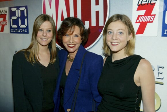 Notamment à ses filles
Archives - A Paris, Denise FABRE entourée de ses filles jumelles, Olivia à gauche et Elodie à droite, lors du 1er anniversaire de la chaîne MATCH TV au Pavillon Ledoyen, le 10 décembre 2002.  