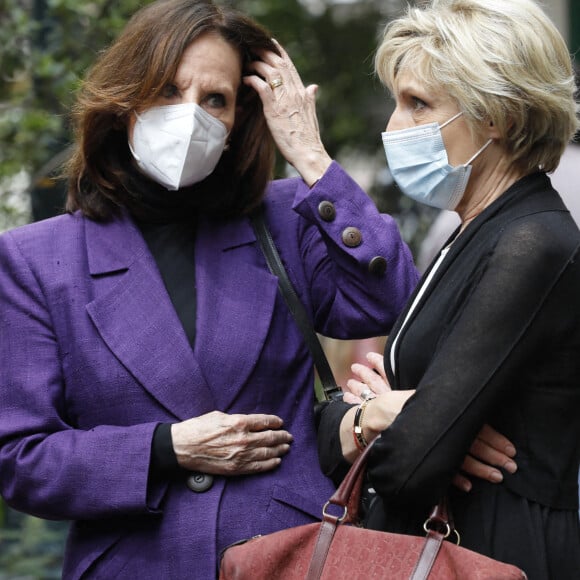 Denise Fabre et Evelyne Dhéliat à la sortie des obsèques de la journaliste Jacqueline Caurat (officier de l'ordre national du Mérite) en l'église Notre-Dame de l'Assomption de Passy à Paris, France, le 2 juin 2021.