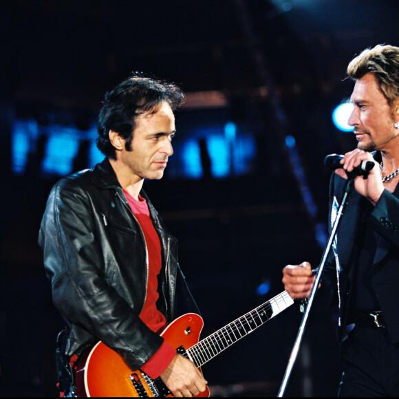 Archives - Jean-Jacques Goldman et Johnny Hallyday sur scène lors d'un concert au Stade de France.