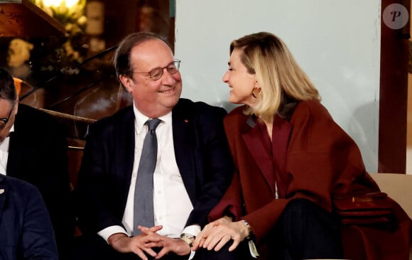 François Hollande et sa femme Julie Gayet assistent au match opposant C. Alcaraz à S. Tsitsipas lors des Internationaux de France de tennis de Roland Garros 2024 à Paris. © Jacovides-Moreau/Bestimage 