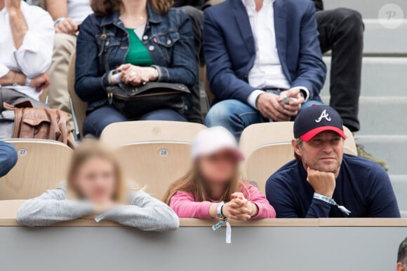 Laurent Delahousse et ses filles Liv-Helen et Sacha - Les célébrités dans les tribunes des Internationaux de France de Tennis de Roland Garros 2019 à Paris, France, le 29 mai 2019. © Jacovides-Moreau/Bestimage