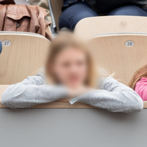 Laurent Delahousse et ses filles Liv-Helen et Sacha - Les célébrités dans les tribunes des Internationaux de France de Tennis de Roland Garros 2019 à Paris, France, le 29 mai 2019. © Jacovides-Moreau/Bestimage