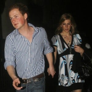 Le prince Harry et sa petite-amie Chelsy Davy quittent une soirée. LE 27 avril 2007.