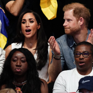 Le prince Harry, duc de Sussex et Meghan Markle, duchesse de Sussex, assistent à la compétition de volley-ball lors des Invictus Games à Düsseldorf, le 14 septembre 2023.