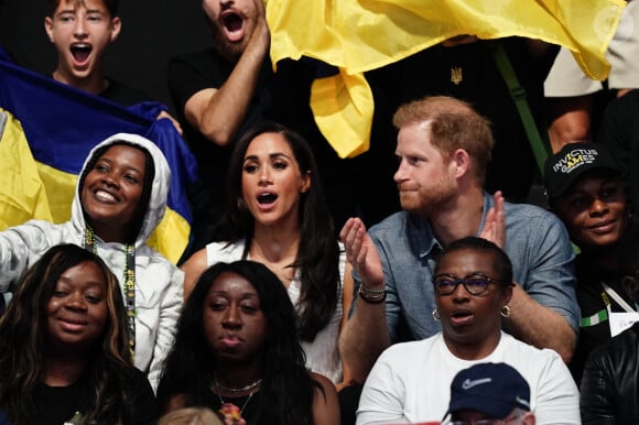 Le prince Harry, duc de Sussex et Meghan Markle, duchesse de Sussex, assistent à la compétition de volley-ball lors des Invictus Games à Düsseldorf, le 14 septembre 2023.