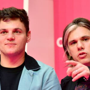 Clément Cotentin et son frère Orelsan durant la troisième soirée du 4eme Canneseries au Palais des Festivals à Cannes, le 10 octobre 2021. © Bruno Bebert/Bestimage