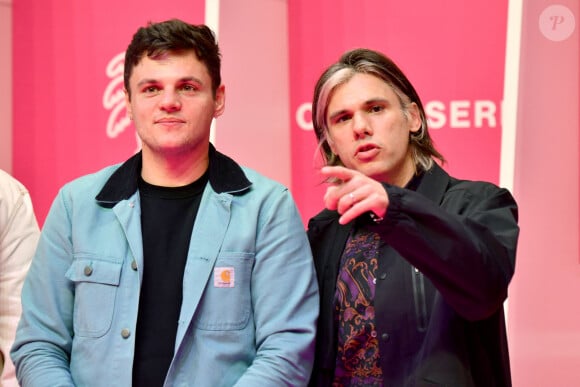 Clément Cotentin et son frère Orelsan durant la troisième soirée du 4eme Canneseries au Palais des Festivals à Cannes, le 10 octobre 2021. © Bruno Bebert/Bestimage