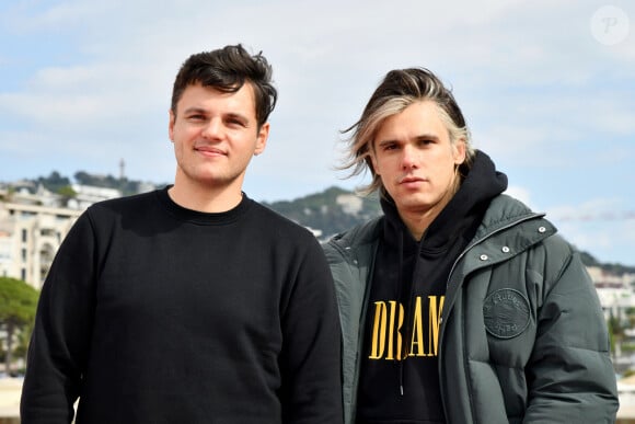 Clément Cotentin et son frère Orelsan durant un Photocall lors pour la série "Montre jamais ça à personne", lors du 4ème Canneseries sur le ponton de la plage du Majestic à Cannes, le 10 octobre 2021. © Bruno Bebert/Bestimage