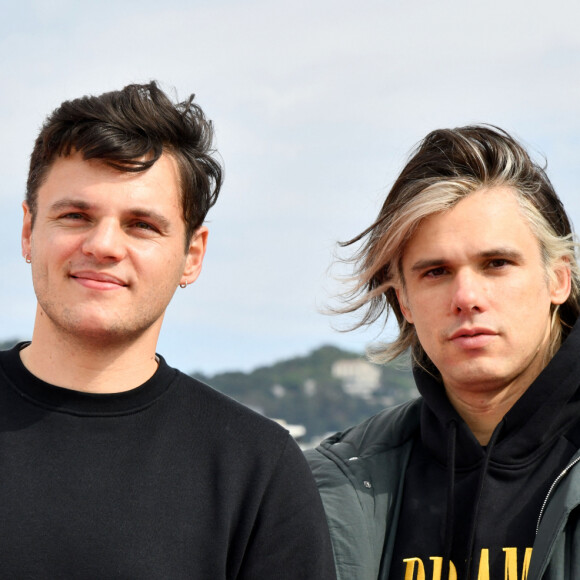 Clément Cotentin et son frère Orelsan durant un Photocall lors pour la série "Montre jamais ça à personne", lors du 4ème Canneseries sur le ponton de la plage du Majestic à Cannes, le 10 octobre 2021. © Bruno Bebert/Bestimage