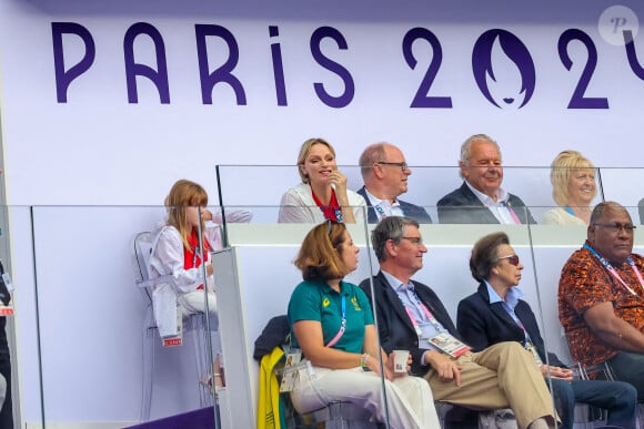 Pas de vacances sur l'île de beauté pour le couple princier fan de sport aperçu aux JO avec Gabriella et Jacques au cours de l'été
Le prince Albert II de Monaco, la princesse Charlène de Monaco, et leurs enfants, le prince Jacques de Monaco, marquis des Baux, et la princesse Gabriella de Monaco, comtesse de Carladès avec la princesse Anne et son mari Timothy Laurence en tribunes lors du match de Rugby à 7opposant la France à l'Afrique du Sud (19-5) lors des Jeux Olympiques (JO) de Paris 2024, au stade de France, à Sain t-Denis, Sein e Saint-Denis, le 27 juillert 2024. © Jacovides-Perusseau/Bestimage 