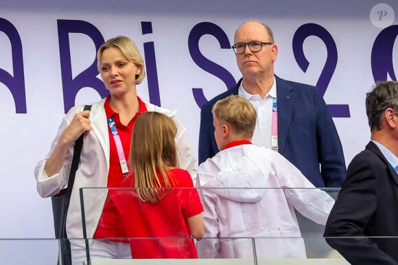 Le prince Albert II de Monaco, la princesse Charlène de Monaco, et leurs enfants, le prince Jacques de Monaco, marquis des Baux, et la princesse Gabriella de Monaco, comtesse de Carladès en tribunes lors du match de Rugby à 7opposant la France à l'Afrique du Sud (19-5) lors des Jeux Olympiques (JO) de Paris 2024, au stade de France, à Sain t-Denis, Sein e Saint-Denis, le 27 juillert 2024. © Jacovides-Perusseau/Bestimage 