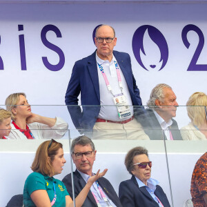 Le prince Albert II de Monaco, la princesse Charlène de Monaco, et leurs enfants, le prince Jacques de Monaco, marquis des Baux, et la princesse Gabriella de Monaco, comtesse de Carladès avec la princesse Anne et son mari Timothy Laurence en tribunes lors du match de Rugby à 7 opposant la France à l'Afrique du Sud (19-5) lors des Jeux Olympiques (JO) de Paris 2024, au stade de France, à Sain t-Denis, Seine Saint-Denis, le 27 juillert 2024. © Jacovides-Perusseau/Bestimage 