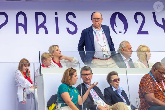 Le prince Albert II de Monaco, la princesse Charlène de Monaco, et leurs enfants, le prince Jacques de Monaco, marquis des Baux, et la princesse Gabriella de Monaco, comtesse de Carladès avec la princesse Anne et son mari Timothy Laurence en tribunes lors du match de Rugby à 7 opposant la France à l'Afrique du Sud (19-5) lors des Jeux Olympiques (JO) de Paris 2024, au stade de France, à Sain t-Denis, Seine Saint-Denis, le 27 juillert 2024. © Jacovides-Perusseau/Bestimage 