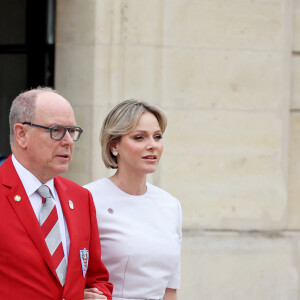 Mais une présence nécessaire pour le top départ de la course The Crossing WaterBike Challenge de la fondation Princesse Charlene
Le Prince Albert II de Monaco et la Princesse Charlène de Monaco - Emmanuel Macron, Président de la République Française, et la Première dame Brigitte Macron, accueillent les chefs d'Etat et de gouvernement présents à Paris pour la cérémonie d'ouverture des Jeux Olympiques de Paris 2024 (JO).  Paris, le 26 juillet 2024. © Dominique Jacovides - Pierre Perusseau / Bestimage