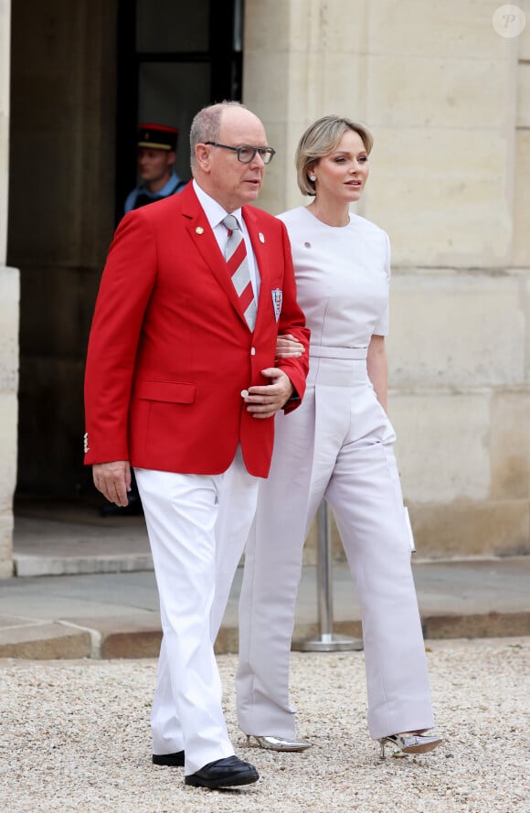 Mais une présence nécessaire pour le top départ de la course The Crossing WaterBike Challenge de la fondation Princesse Charlene
Le Prince Albert II de Monaco et la Princesse Charlène de Monaco - Emmanuel Macron, Président de la République Française, et la Première dame Brigitte Macron, accueillent les chefs d'Etat et de gouvernement présents à Paris pour la cérémonie d'ouverture des Jeux Olympiques de Paris 2024 (JO).  Paris, le 26 juillet 2024. © Dominique Jacovides - Pierre Perusseau / Bestimage