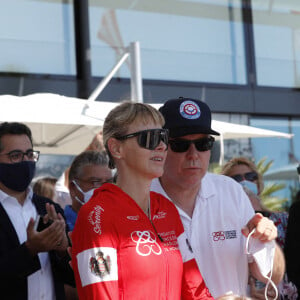 Et qui permet à sa fondation de perpétuer son travail de sensibilisation à la noyade en récoltant des fonds
La princesse Charlène de Monaco et le prince Albert II de Monaco - La famille princière de Monaco à l'arrivée de la 3ème édition de la course "The Crossing : Calvi-Monaco Water Bike Challenge". Monaco, le 13 septembre 2020. © Claudia Albuquerque/Bestimage 