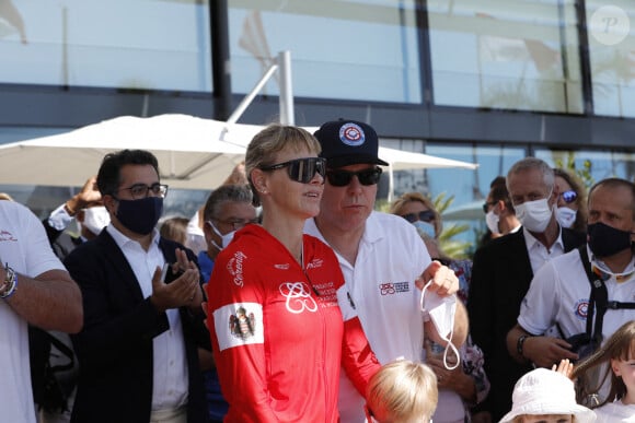 Et qui permet à sa fondation de perpétuer son travail de sensibilisation à la noyade en récoltant des fonds
La princesse Charlène de Monaco et le prince Albert II de Monaco - La famille princière de Monaco à l'arrivée de la 3ème édition de la course "The Crossing : Calvi-Monaco Water Bike Challenge". Monaco, le 13 septembre 2020. © Claudia Albuquerque/Bestimage 