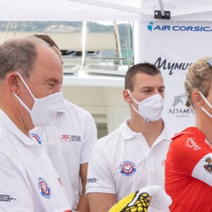 Une course au cours de laquelle 5 équipes de 4 coureurs relient le port de Calvi à celui de Monaco en moins de 24 heures, soit 180 kilomètres de distance
Le prince Albert II de Monaco et la princesse Charlène de Monaco avec leurs enfants le prince Jacques de Monaco, marquis des Baux et la princesse Gabriella de Monaco, comtesse de Carladès - La famille princière de Monaco au départ de la 3ème édition de la course "The Crossing : Calvi-Monaco Water Bike Challenge". Ce défi caritatif organisé par la Fondation Princesse Charlène se déroule les 12 et 13 septembre. © Olivier Huitel/Pool Monaco/Bestimage 