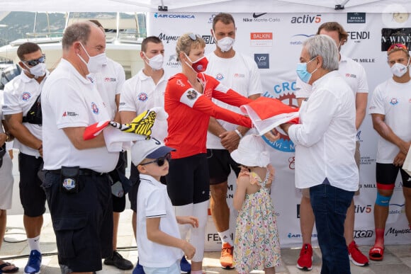 Une course au cours de laquelle 5 équipes de 4 coureurs relient le port de Calvi à celui de Monaco en moins de 24 heures, soit 180 kilomètres de distance
Le prince Albert II de Monaco et la princesse Charlène de Monaco avec leurs enfants le prince Jacques de Monaco, marquis des Baux et la princesse Gabriella de Monaco, comtesse de Carladès - La famille princière de Monaco au départ de la 3ème édition de la course "The Crossing : Calvi-Monaco Water Bike Challenge". Ce défi caritatif organisé par la Fondation Princesse Charlène se déroule les 12 et 13 septembre. © Olivier Huitel/Pool Monaco/Bestimage 