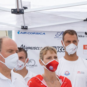 Le prince Albert II de Monaco et la princesse Charlène de Monaco avec leurs enfants le prince Jacques de Monaco, marquis des Baux et la princesse Gabriella de Monaco, comtesse de Carladès - La famille princière de Monaco au départ de la 3ème édition de la course "The Crossing : Calvi-Monaco Water Bike Challenge". Ce défi caritatif organisé par la Fondation Princesse Charlène se déroule les 12 et 13 septembre. Calvi, le 12 septembre 2020. © Olivier Huitel/Pool Monaco/Bestimage 