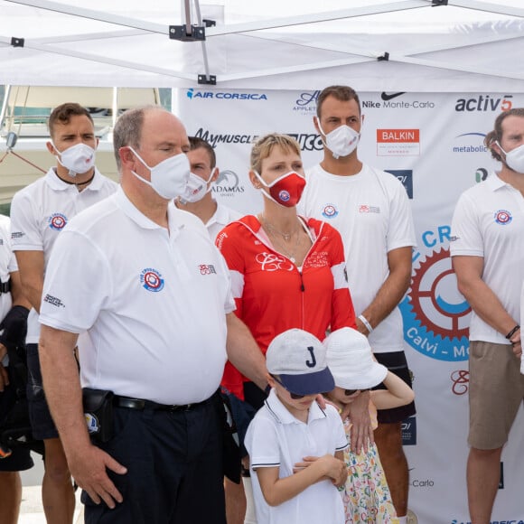 Le prince Albert II de Monaco et la princesse Charlène de Monaco avec leurs enfants le prince Jacques de Monaco, marquis des Baux et la princesse Gabriella de Monaco, comtesse de Carladès - La famille princière de Monaco au départ de la 3ème édition de la course "The Crossing : Calvi-Monaco Water Bike Challenge". Ce défi caritatif organisé par la Fondation Princesse Charlène se déroule les 12 et 13 septembre. Calvi, le 12 septembre 2020. © Olivier Huitel/Pool Monaco/Bestimage 