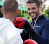 Ainsi que des paralympiques 
Tony Estanguet, président du Comité d'organisation des Jeux Olympiques et Paralympiques de Paris 2024 boxe avec Jules Ribestien, athlète de Para triathlon médaillé d'Or, lors d'une visite au Collège Maurice Utrillo à Paris 18ème pour la rentrée scolaire, le 4 septembre 2024. © Stéphane Lemouton / Bestimage 