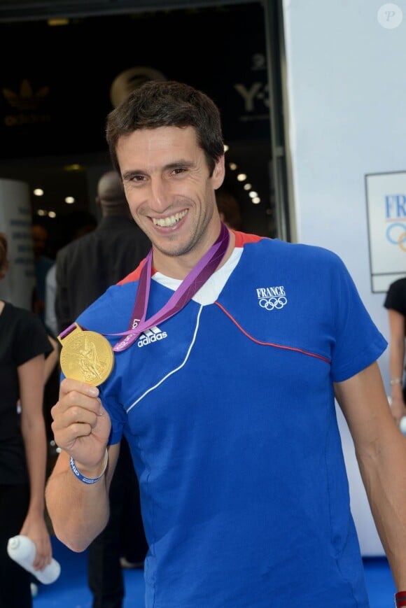 Tony Estanguet sur les Champs-Elysées à Paris le 13 août 2012