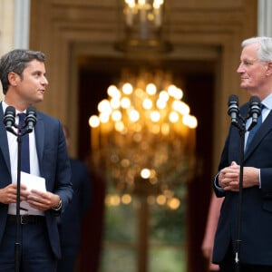 Succédant ainsi à Gabriel Attal
Gabriel Attal et le premier ministre Michel Barnier - Le nouveau Premier ministre M.Barnier et le Premier ministre sortant G.Attal lors de la cérémonie de passation des pouvoirs à l'hôtel Matignon à Paris le 5 septembre 2024. © Jeanne Accorsini / Pool / Bestimage 