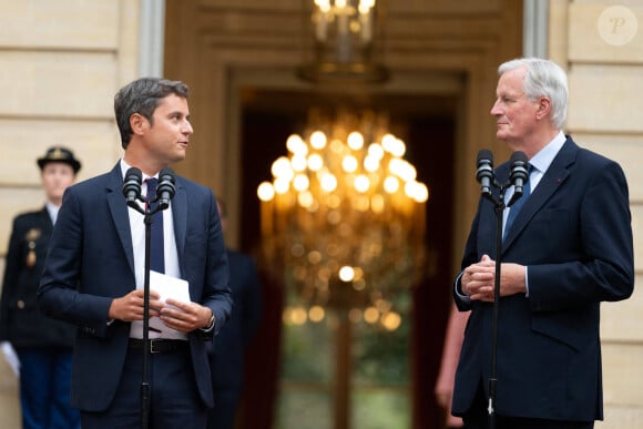 Succédant ainsi à Gabriel Attal
Gabriel Attal et le premier ministre Michel Barnier - Le nouveau Premier ministre M.Barnier et le Premier ministre sortant G.Attal lors de la cérémonie de passation des pouvoirs à l'hôtel Matignon à Paris le 5 septembre 2024. © Jeanne Accorsini / Pool / Bestimage 