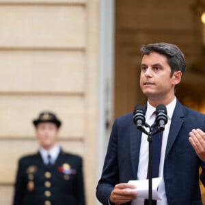 Gabriel Attal - Le nouveau Premier ministre M.Barnier et le Premier ministre sortant G.Attal lors de la cérémonie de passation des pouvoirs à l'hôtel Matignon à Paris le 5 septembre 2024. © Jeanne Accorsini / Pool / Bestimage 