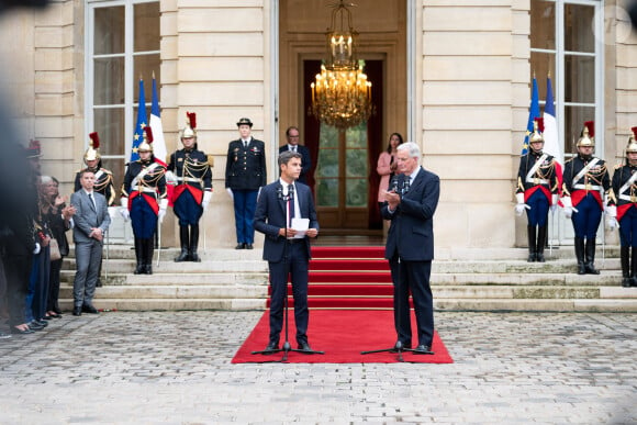 Gabriel Attal et le premier ministre Michel Barnier - Le nouveau Premier ministre M.Barnier et le Premier ministre sortant G.Attal lors de la cérémonie de passation des pouvoirs à l'hôtel Matignon à Paris le 5 septembre 2024. © Jeanne Accorsini / Pool / Bestimage 