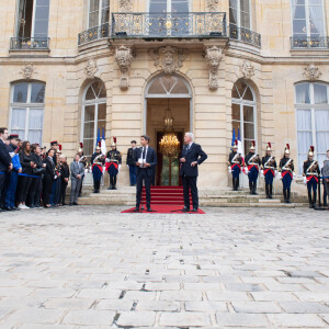 Son père vient pour rappel de devenir Premier ministre
Gabriel Attal et le premier ministre Michel Barnier - Le nouveau Premier ministre M.Barnier et le Premier ministre sortant G.Attal lors de la cérémonie de passation des pouvoirs à l'hôtel Matignon à Paris le 5 septembre 2024. © Jeanne Accorsini / Pool / Bestimage 