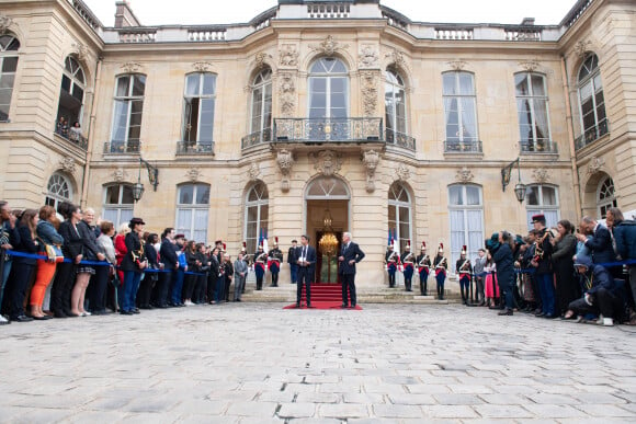 Son père vient pour rappel de devenir Premier ministre
Gabriel Attal et le premier ministre Michel Barnier - Le nouveau Premier ministre M.Barnier et le Premier ministre sortant G.Attal lors de la cérémonie de passation des pouvoirs à l'hôtel Matignon à Paris le 5 septembre 2024. © Jeanne Accorsini / Pool / Bestimage 