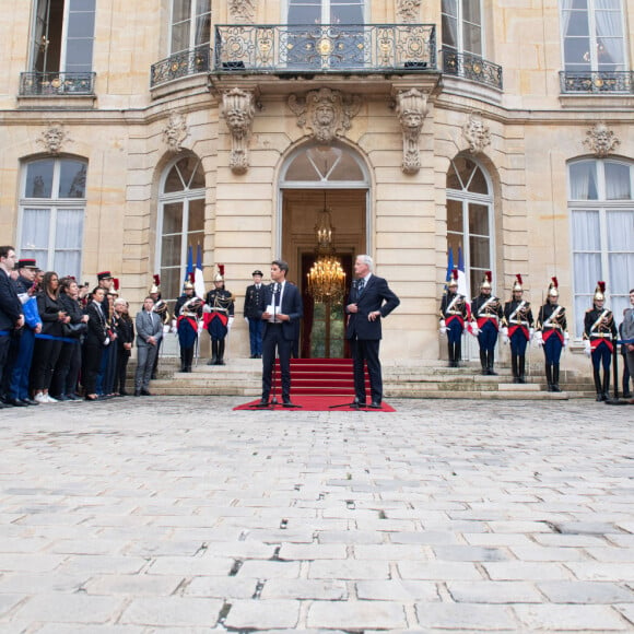 Son père vient pour rappel de devenir Premier ministre
Gabriel Attal et le premier ministre Michel Barnier - Le nouveau Premier ministre M.Barnier et le Premier ministre sortant G.Attal lors de la cérémonie de passation des pouvoirs à l'hôtel Matignon à Paris le 5 septembre 2024. © Jeanne Accorsini / Pool / Bestimage 