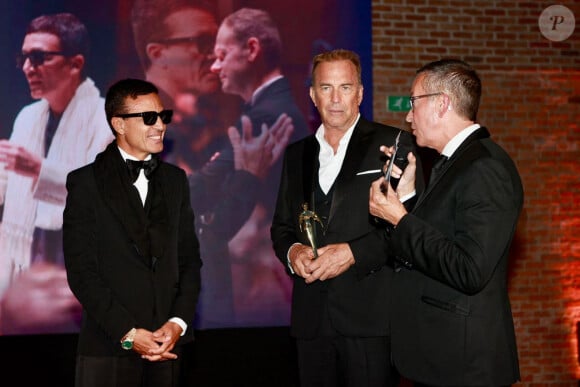 Son engagement dans la cause humanitaire a été récompensé
Manuel Collas de la Roche, le président fondateur du Better World Fund - Omar Harfouch reçoit de l'acteur Kevin Costner le prix de : Best achievement for peace Award, en marge du 81ème festival international du film de Venise, la Mostra lors de la soirée de gala Better World Fund organise par Luxury Limited Edition le 5 septembre 2024. Omar Harfouch a reçu le Prix d'Appréciation pour la Paix, qui témoigne de l'importance du grand concert qu'il donnera le 18 septembre prochain dans l'un des théâtres les plus prestigieux de Paris. La cérémonie verra la participation de plus d'un millier de personnes, dont 300 éminents hommes politiques, ambassadeurs, personnalités spirituelles et célébrités, telles que Juliette Binoche, Laetitia Casta, Patricia Kaas et l'ancien président français François Hollande. Après Paris, Harfouche s'apprête à interpréter au piano sa célèbre composition " Concerto pour la Paix ", accompagné de l'Orchestre Béziers Méditerranée, composé de 66 musiciens et 30 chanteurs d'opéra, dirigé par le Maestro Mathieu Bonan et arrangé par Houtaf Khoury avec la participation exceptionnelle de la violoniste Anne Gravoin . Il poursuivra sa tournée de concerts en interprétant la même composition aux Nations Unies à Genève lors de la Journée mondiale de la paix, puis au Vatican, au Parlement italien, en Europe, à Shanghai et dans d'autres pays. © Daniel Topic via Bestimage 