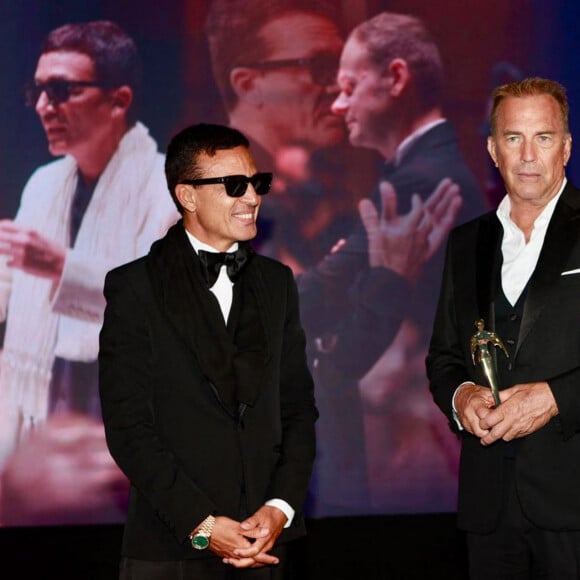 Son engagement dans la cause humanitaire a été récompensé
Manuel Collas de la Roche, le président fondateur du Better World Fund - Omar Harfouch reçoit de l'acteur Kevin Costner le prix de : Best achievement for peace Award, en marge du 81ème festival international du film de Venise, la Mostra lors de la soirée de gala Better World Fund organise par Luxury Limited Edition le 5 septembre 2024. Omar Harfouch a reçu le Prix d'Appréciation pour la Paix, qui témoigne de l'importance du grand concert qu'il donnera le 18 septembre prochain dans l'un des théâtres les plus prestigieux de Paris. La cérémonie verra la participation de plus d'un millier de personnes, dont 300 éminents hommes politiques, ambassadeurs, personnalités spirituelles et célébrités, telles que Juliette Binoche, Laetitia Casta, Patricia Kaas et l'ancien président français François Hollande. Après Paris, Harfouche s'apprête à interpréter au piano sa célèbre composition " Concerto pour la Paix ", accompagné de l'Orchestre Béziers Méditerranée, composé de 66 musiciens et 30 chanteurs d'opéra, dirigé par le Maestro Mathieu Bonan et arrangé par Houtaf Khoury avec la participation exceptionnelle de la violoniste Anne Gravoin . Il poursuivra sa tournée de concerts en interprétant la même composition aux Nations Unies à Genève lors de la Journée mondiale de la paix, puis au Vatican, au Parlement italien, en Europe, à Shanghai et dans d'autres pays. © Daniel Topic via Bestimage 