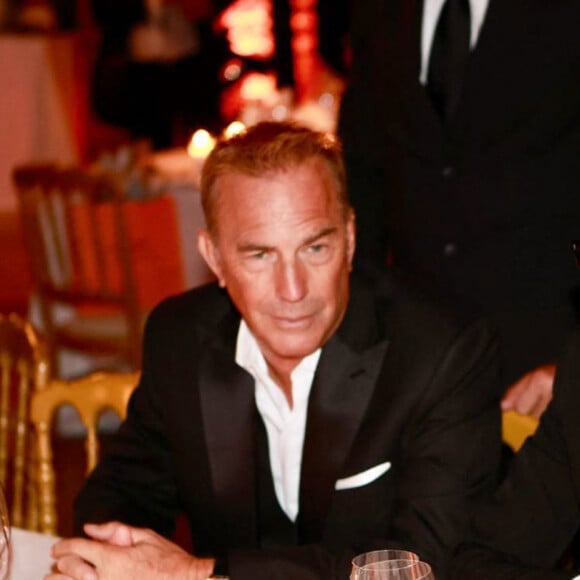 Omar Harfouch reçoit de l'acteur Kevin Costner le prix de : Best achievement for peace Award, en marge du 81ème festival international du film de Venise, la Mostra lors de la soirée de gala Better World Fund organise par Luxury Limited Edition le 5 septembre 2024. Omar Harfouch a reçu le Prix d'Appréciation pour la Paix, qui témoigne de l'importance du grand concert qu'il donnera le 18 septembre prochain dans l'un des théâtres les plus prestigieux de Paris. La cérémonie verra la participation de plus d'un millier de personnes, dont 300 éminents hommes politiques, ambassadeurs, personnalités spirituelles et célébrités, telles que Juliette Binoche, Laetitia Casta, Patricia Kaas et l'ancien président français François Hollande. Après Paris, Harfouche s'apprête à interpréter au piano sa célèbre composition " Concerto pour la Paix ", accompagné de l'Orchestre Béziers Méditerranée, composé de 66 musiciens et 30 chanteurs d'opéra, dirigé par le Maestro Mathieu Bonan et arrangé par Houtaf Khoury avec la participation exceptionnelle de la violoniste Anne Gravoin . Il poursuivra sa tournée de concerts en interprétant la même composition aux Nations Unies à Genève lors de la Journée mondiale de la paix, puis au Vatican, au Parlement italien, en Europe, à Shanghai et dans d'autres pays. © Daniel Topic via Bestimage 