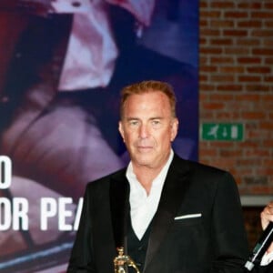 Omar Harfouch reçoit de l'acteur Kevin Costner le prix de : Best achievement for peace Award, en marge du 81ème festival international du film de Venise, la Mostra lors de la soirée de gala Better World Fund organise par Luxury Limited Edition le 5 septembre 2024. Omar Harfouch a reçu le Prix d'Appréciation pour la Paix, qui témoigne de l'importance du grand concert qu'il donnera le 18 septembre prochain dans l'un des théâtres les plus prestigieux de Paris. La cérémonie verra la participation de plus d'un millier de personnes, dont 300 éminents hommes politiques, ambassadeurs, personnalités spirituelles et célébrités, telles que Juliette Binoche, Laetitia Casta, Patricia Kaas et l'ancien président français François Hollande. Après Paris, Harfouche s'apprête à interpréter au piano sa célèbre composition " Concerto pour la Paix ", accompagné de l'Orchestre Béziers Méditerranée, composé de 66 musiciens et 30 chanteurs d'opéra, dirigé par le Maestro Mathieu Bonan et arrangé par Houtaf Khoury avec la participation exceptionnelle de la violoniste Anne Gravoin . Il poursuivra sa tournée de concerts en interprétant la même composition aux Nations Unies à Genève lors de la Journée mondiale de la paix, puis au Vatican, au Parlement italien, en Europe, à Shanghai et dans d'autres pays. © Daniel Topic via Bestimage 