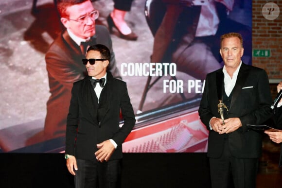 Omar Harfouch reçoit de l'acteur Kevin Costner le prix de : Best achievement for peace Award, en marge du 81ème festival international du film de Venise, la Mostra lors de la soirée de gala Better World Fund organise par Luxury Limited Edition le 5 septembre 2024. Omar Harfouch a reçu le Prix d'Appréciation pour la Paix, qui témoigne de l'importance du grand concert qu'il donnera le 18 septembre prochain dans l'un des théâtres les plus prestigieux de Paris. La cérémonie verra la participation de plus d'un millier de personnes, dont 300 éminents hommes politiques, ambassadeurs, personnalités spirituelles et célébrités, telles que Juliette Binoche, Laetitia Casta, Patricia Kaas et l'ancien président français François Hollande. Après Paris, Harfouche s'apprête à interpréter au piano sa célèbre composition " Concerto pour la Paix ", accompagné de l'Orchestre Béziers Méditerranée, composé de 66 musiciens et 30 chanteurs d'opéra, dirigé par le Maestro Mathieu Bonan et arrangé par Houtaf Khoury avec la participation exceptionnelle de la violoniste Anne Gravoin . Il poursuivra sa tournée de concerts en interprétant la même composition aux Nations Unies à Genève lors de la Journée mondiale de la paix, puis au Vatican, au Parlement italien, en Europe, à Shanghai et dans d'autres pays. © Daniel Topic via Bestimage 