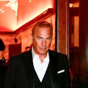 Deux jours avant une représentation prévue à Genève, en Suisse, à l'occasion de la Journée internationale de la paix.
Omar Harfouch reçoit de l'acteur Kevin Costner le prix de : Best achievement for peace Award, en marge du 81ème festival international du film de Venise, la Mostra lors de la soirée de gala Better World Fund organise par Luxury Limited Edition le 5 septembre 2024. Omar Harfouch a reçu le Prix d'Appréciation pour la Paix, qui témoigne de l'importance du grand concert qu'il donnera le 18 septembre prochain dans l'un des théâtres les plus prestigieux de Paris. La cérémonie verra la participation de plus d'un millier de personnes, dont 300 éminents hommes politiques, ambassadeurs, personnalités spirituelles et célébrités, telles que Juliette Binoche, Laetitia Casta, Patricia Kaas et l'ancien président français François Hollande. Après Paris, Harfouche s'apprête à interpréter au piano sa célèbre composition " Concerto pour la Paix ", accompagné de l'Orchestre Béziers Méditerranée, composé de 66 musiciens et 30 chanteurs d'opéra, dirigé par le Maestro Mathieu Bonan et arrangé par Houtaf Khoury avec la participation exceptionnelle de la violoniste Anne Gravoin . Il poursuivra sa tournée de concerts en interprétant la même composition aux Nations Unies à Genève lors de la Journée mondiale de la paix, puis au Vatican, au Parlement italien, en Europe, à Shanghai et dans d'autres pays. © Daniel Topic via Bestimage 