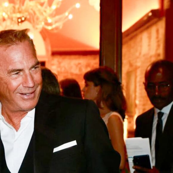 Omar Harfouch reçoit de l'acteur Kevin Costner le prix de : Best achievement for peace Award, en marge du 81ème festival international du film de Venise, la Mostra lors de la soirée de gala Better World Fund organise par Luxury Limited Edition le 5 septembre 2024. Omar Harfouch a reçu le Prix d'Appréciation pour la Paix, qui témoigne de l'importance du grand concert qu'il donnera le 18 septembre prochain dans l'un des théâtres les plus prestigieux de Paris. La cérémonie verra la participation de plus d'un millier de personnes, dont 300 éminents hommes politiques, ambassadeurs, personnalités spirituelles et célébrités, telles que Juliette Binoche, Laetitia Casta, Patricia Kaas et l'ancien président français François Hollande. Après Paris, Harfouche s'apprête à interpréter au piano sa célèbre composition " Concerto pour la Paix ", accompagné de l'Orchestre Béziers Méditerranée, composé de 66 musiciens et 30 chanteurs d'opéra, dirigé par le Maestro Mathieu Bonan et arrangé par Houtaf Khoury avec la participation exceptionnelle de la violoniste Anne Gravoin . Il poursuivra sa tournée de concerts en interprétant la même composition aux Nations Unies à Genève lors de la Journée mondiale de la paix, puis au Vatican, au Parlement italien, en Europe, à Shanghai et dans d'autres pays. © Daniel Topic via Bestimage 