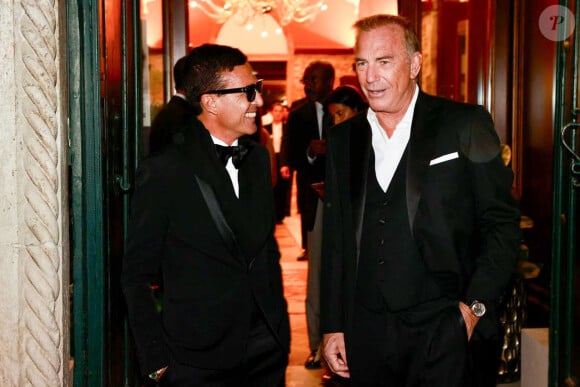 Omar Harfouch reçoit de l'acteur Kevin Costner le prix de : Best achievement for peace Award, en marge du 81ème festival international du film de Venise, la Mostra lors de la soirée de gala Better World Fund organise par Luxury Limited Edition le 5 septembre 2024. Omar Harfouch a reçu le Prix d'Appréciation pour la Paix, qui témoigne de l'importance du grand concert qu'il donnera le 18 septembre prochain dans l'un des théâtres les plus prestigieux de Paris. La cérémonie verra la participation de plus d'un millier de personnes, dont 300 éminents hommes politiques, ambassadeurs, personnalités spirituelles et célébrités, telles que Juliette Binoche, Laetitia Casta, Patricia Kaas et l'ancien président français François Hollande. Après Paris, Harfouche s'apprête à interpréter au piano sa célèbre composition " Concerto pour la Paix ", accompagné de l'Orchestre Béziers Méditerranée, composé de 66 musiciens et 30 chanteurs d'opéra, dirigé par le Maestro Mathieu Bonan et arrangé par Houtaf Khoury avec la participation exceptionnelle de la violoniste Anne Gravoin . Il poursuivra sa tournée de concerts en interprétant la même composition aux Nations Unies à Genève lors de la Journée mondiale de la paix, puis au Vatican, au Parlement italien, en Europe, à Shanghai et dans d'autres pays. © Daniel Topic via Bestimage 