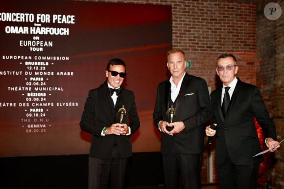 Le Best achievement for peace award lui a été remis des mains de Kevin Costner
Manuel Collas de la Roche, le président fondateur du Better World Fund - Omar Harfouch reçoit de l'acteur Kevin Costner le prix de : Best achievement for peace Award, en marge du 81ème festival international du film de Venise, la Mostra lors de la soirée de gala Better World Fund organise par Luxury Limited Edition le 5 septembre 2024. Omar Harfouch a reçu le Prix d'Appréciation pour la Paix, qui témoigne de l'importance du grand concert qu'il donnera le 18 septembre prochain dans l'un des théâtres les plus prestigieux de Paris. La cérémonie verra la participation de plus d'un millier de personnes, dont 300 éminents hommes politiques, ambassadeurs, personnalités spirituelles et célébrités, telles que Juliette Binoche, Laetitia Casta, Patricia Kaas et l'ancien président français François Hollande. Après Paris, Harfouche s'apprête à interpréter au piano sa célèbre composition " Concerto pour la Paix ", accompagné de l'Orchestre Béziers Méditerranée, composé de 66 musiciens et 30 chanteurs d'opéra, dirigé par le Maestro Mathieu Bonan et arrangé par Houtaf Khoury avec la participation exceptionnelle de la violoniste Anne Gravoin . Il poursuivra sa tournée de concerts en interprétant la même composition aux Nations Unies à Genève lors de la Journée mondiale de la paix, puis au Vatican, au Parlement italien, en Europe, à Shanghai et dans d'autres pays. © Daniel Topic via Bestimage 