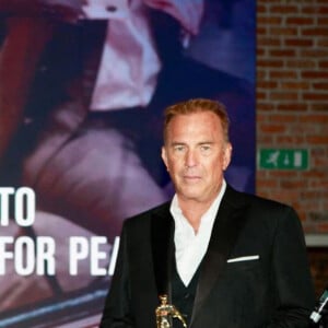 Omar Harfouch reçoit de l'acteur Kevin Costner le prix de : Best achievement for peace Award, en marge du 81ème festival international du film de Venise, la Mostra lors de la soirée de gala Better World Fund organise par Luxury Limited Edition le 5 septembre 2024. Omar Harfouch a reçu le Prix d'Appréciation pour la Paix, qui témoigne de l'importance du grand concert qu'il donnera le 18 septembre prochain dans l'un des théâtres les plus prestigieux de Paris. La cérémonie verra la participation de plus d'un millier de personnes, dont 300 éminents hommes politiques, ambassadeurs, personnalités spirituelles et célébrités, telles que Juliette Binoche, Laetitia Casta, Patricia Kaas et l'ancien président français François Hollande. Après Paris, Harfouche s'apprête à interpréter au piano sa célèbre composition " Concerto pour la Paix ", accompagné de l'Orchestre Béziers Méditerranée, composé de 66 musiciens et 30 chanteurs d'opéra, dirigé par le Maestro Mathieu Bonan et arrangé par Houtaf Khoury avec la participation exceptionnelle de la violoniste Anne Gravoin . Il poursuivra sa tournée de concerts en interprétant la même composition aux Nations Unies à Genève lors de la Journée mondiale de la paix, puis au Vatican, au Parlement italien, en Europe, à Shanghai et dans d'autres pays. © Daniel Topic via Bestimage 