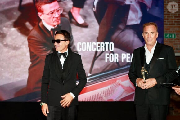 Omar Harfouch reçoit de l'acteur Kevin Costner le prix de : Best achievement for peace Award, en marge du 81ème festival international du film de Venise, la Mostra lors de la soirée de gala Better World Fund organise par Luxury Limited Edition le 5 septembre 2024. Omar Harfouch a reçu le Prix d'Appréciation pour la Paix, qui témoigne de l'importance du grand concert qu'il donnera le 18 septembre prochain dans l'un des théâtres les plus prestigieux de Paris. La cérémonie verra la participation de plus d'un millier de personnes, dont 300 éminents hommes politiques, ambassadeurs, personnalités spirituelles et célébrités, telles que Juliette Binoche, Laetitia Casta, Patricia Kaas et l'ancien président français François Hollande. Après Paris, Harfouche s'apprête à interpréter au piano sa célèbre composition " Concerto pour la Paix ", accompagné de l'Orchestre Béziers Méditerranée, composé de 66 musiciens et 30 chanteurs d'opéra, dirigé par le Maestro Mathieu Bonan et arrangé par Houtaf Khoury avec la participation exceptionnelle de la violoniste Anne Gravoin . Il poursuivra sa tournée de concerts en interprétant la même composition aux Nations Unies à Genève lors de la Journée mondiale de la paix, puis au Vatican, au Parlement italien, en Europe, à Shanghai et dans d'autres pays. © Daniel Topic via Bestimage 