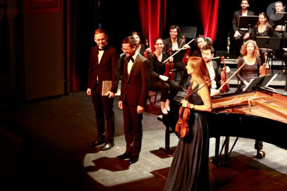 Le compositeur et pianiste de renommée internationale Omar Harfouch a joué en première mondiale sa nouvelle création “Concerto pour la paix” avec l'Orchestre Méditerranéen de Béziers, composé de 43 musiciens et du chef d'orchestre Mathieu Bonin, accompagné au violon par la célèbre violoniste Anne Gravoin. Les spectateurs du théâtre municipal de Béziers, un des plus vieux théâtre à l’italienne en France, ont applaudi Omar Harfouch en standing ovation après le concert. Avant d’interpréter sa nouvelle oeuvre, Omar Harfouch a prononcé un discours émouvant dans lequel il a rappelé son enfance à Tripoli et a présenté au public son ami d'enfance, le maestro Hataf Khoury, qui a participé à l’orchestration. “Pourquoi Concerto pour la Paix ? Je suis né au Liban dans la ville de Tripoli. Tout au long de mon enfance et de mon adolescence, je n'ai vu que la guerre civile qui a ravagé mon pays d'origine. J'ai survécu grâce au piano. Il était mon refuge et m'a sauvé la vie. Il était donc naturel pour moi d’écrire pour la paix et de raconter que seule la paix peut sauver nos enfants et nos petits-enfants et rien d’autre. Devant vous se trouve un orchestre qui comprend 45 musiciens, et je ne leur ai pas demandé d'où ils viennent ni quelle est leur religion ou leur appartenance politique. Tout ce qui nous importait lors de nos journées de répétition, c’était de jouer en harmonie, de jouer avec transparence, de jouer juste et avec notre cœur, car tout ce qui comptait c’était de jouer ensemble et de donner de l’espoir aux autres. Seule la musique peut transmettre la paix, et seule la musique peut changer l’histoire.” © Daniel Topic via Bestimage  World-renowned composer and pianist Omar Harfouch gave the world premiere of his new work "Concerto pour la paix" with the Orchestre Méditerranéen de Béziers, comprising 43 musicians and conductor Mathieu Bonin, accompanied on violin by the famous violinist Anne Gravoin. The audience at the Théâtre Municipal de Béziers, one of the oldest Italian-style theatres in France, gave Omar Harfouch a standing ovation after the concert. Before performing his new work, Omar Harfouch gave a moving speech in which he recalled his childhood in Tripoli and introduced the audience to his childhood friend, maestro Hataf Khoury, who took part in the orchestration. "Why Concerto for Peace? I was born in Lebanon in the city of Tripoli. Throughout my childhood and adolescence, all I saw was the civil war that ravaged my homeland. I survived thanks to the piano. It was my refuge and saved my life. So it was natural for me to write for peace and to say that only peace can save our children and grandchildren, and nothing else. In front of you is an orchestra of 45 musicians, and I haven't asked them where they come from or what their religion or political affiliation is. All that mattered to us during our days of rehearsal was to play in harmony, to play with transparency, to play fairly and with our hearts, because all that mattered was to play together and to make a difference. 