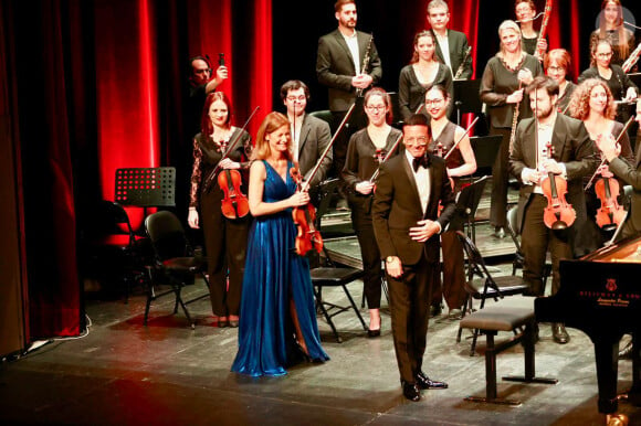 Le compositeur et pianiste de renommée internationale Omar Harfouch a joué en première mondiale sa nouvelle création “Concerto pour la paix” avec l'Orchestre Méditerranéen de Béziers, composé de 43 musiciens et du chef d'orchestre Mathieu Bonin, accompagné au violon par la célèbre violoniste Anne Gravoin. Les spectateurs du théâtre municipal de Béziers, un des plus vieux théâtre à l’italienne en France, ont applaudi Omar Harfouch en standing ovation après le concert. Avant d’interpréter sa nouvelle oeuvre, Omar Harfouch a prononcé un discours émouvant dans lequel il a rappelé son enfance à Tripoli et a présenté au public son ami d'enfance, le maestro Hataf Khoury, qui a participé à l’orchestration. “Pourquoi Concerto pour la Paix ? Je suis né au Liban dans la ville de Tripoli. Tout au long de mon enfance et de mon adolescence, je n'ai vu que la guerre civile qui a ravagé mon pays d'origine. J'ai survécu grâce au piano. Il était mon refuge et m'a sauvé la vie. Il était donc naturel pour moi d’écrire pour la paix et de raconter que seule la paix peut sauver nos enfants et nos petits-enfants et rien d’autre. Devant vous se trouve un orchestre qui comprend 45 musiciens, et je ne leur ai pas demandé d'où ils viennent ni quelle est leur religion ou leur appartenance politique. Tout ce qui nous importait lors de nos journées de répétition, c’était de jouer en harmonie, de jouer avec transparence, de jouer juste et avec notre cœur, car tout ce qui comptait c’était de jouer ensemble et de donner de l’espoir aux autres. Seule la musique peut transmettre la paix, et seule la musique peut changer l’histoire.” © Daniel Topic via Bestimage  World-renowned composer and pianist Omar Harfouch gave the world premiere of his new work "Concerto pour la paix" with the Orchestre Méditerranéen de Béziers, comprising 43 musicians and conductor Mathieu Bonin, accompanied on violin by the famous violinist Anne Gravoin. The audience at the Théâtre Municipal de Béziers, one of the oldest Italian-style theatres in France, gave Omar Harfouch a standing ovation after the concert. Before performing his new work, Omar Harfouch gave a moving speech in which he recalled his childhood in Tripoli and introduced the audience to his childhood friend, maestro Hataf Khoury, who took part in the orchestration. "Why Concerto for Peace? I was born in Lebanon in the city of Tripoli. Throughout my childhood and adolescence, all I saw was the civil war that ravaged my homeland. I survived thanks to the piano. It was my refuge and saved my life. So it was natural for me to write for peace and to say that only peace can save our children and grandchildren, and nothing else. In front of you is an orchestra of 45 musicians, and I haven't asked them where they come from or what their religion or political affiliation is. All that mattered to us during our days of rehearsal was to play in harmony, to play with transparency, to play fairly and with our hearts, because all that mattered was to play together and to make a difference. 