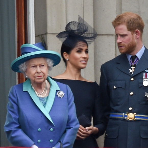 La reine Elisabeth II d'Angleterre, Meghan Markle, duchesse de Sussex (habillée en Dior Haute Couture par Maria Grazia Chiuri), le prince Harry, duc de Sussex - La famille royale d'Angleterre lors de la parade aérienne de la RAF pour le centième anniversaire au palais de Buckingham à Londres. Le 10 juillet 2018