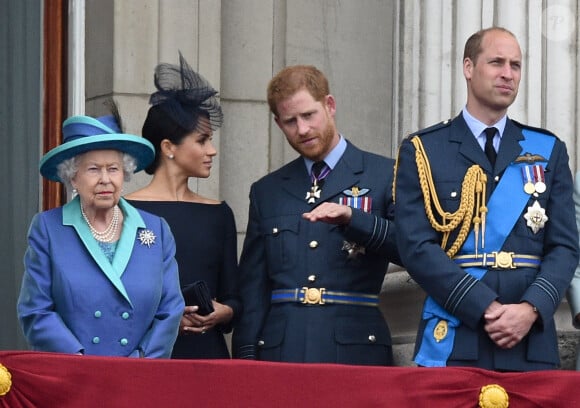 La reine Elisabeth II d'Angleterre, Meghan Markle, duchesse de Sussex (habillée en Dior Haute Couture par Maria Grazia Chiuri), le prince Harry, duc de Sussex, le prince William, duc de Cambridge - La famille royale d'Angleterre lors de la parade aérienne de la RAF pour le centième anniversaire au palais de Buckingham à Londres. Le 10 juillet 2018